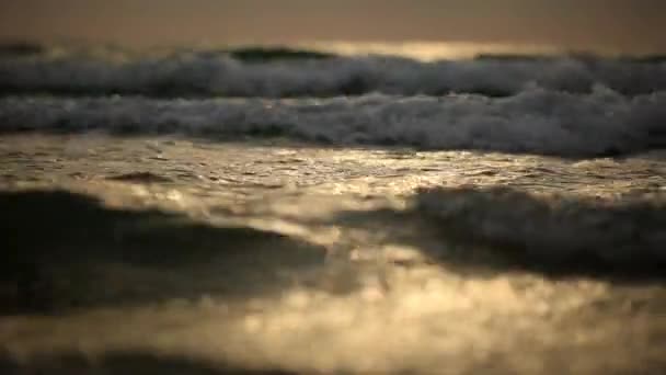 Prachtige zonsondergang over het tropische strand. Ocean Beach golven op het strand bij Sunset time — Stockvideo