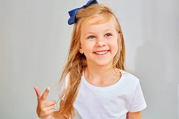 Primer plano de niña sonriente con harina en la nariz — Foto de Stock