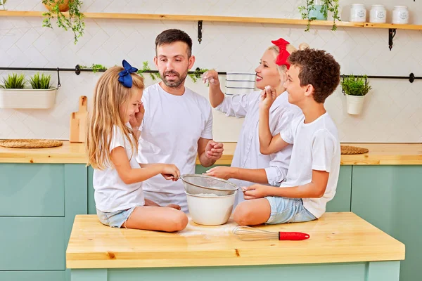 Cocina familiar en cocina. Concepto de clases de cocina — Foto de Stock