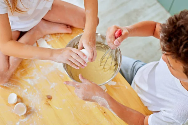 Niños felices cocinando pasteles caseros en la cocina —  Fotos de Stock