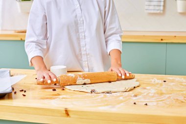 Çikolata çip kurabiye yapma. Serisi. Haddeleme hamur