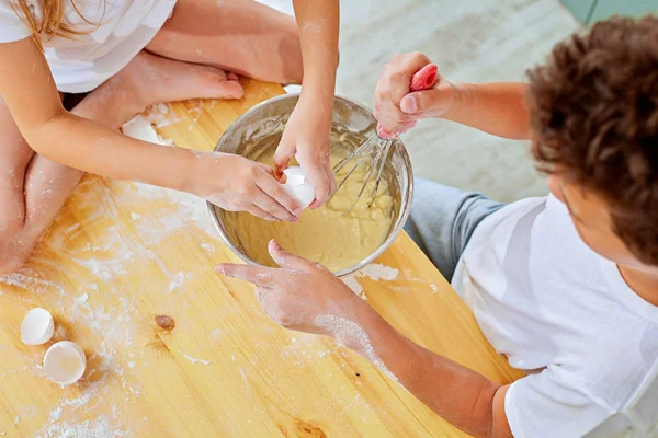 Los niños manos pequeñas batir la masa para panqueques cocinar en la cocina —  Fotos de Stock