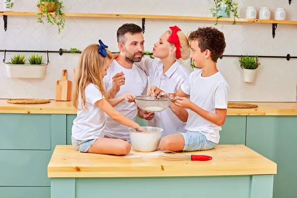 Feliz cocina familiar en la elegante cocina juntos — Foto de Stock