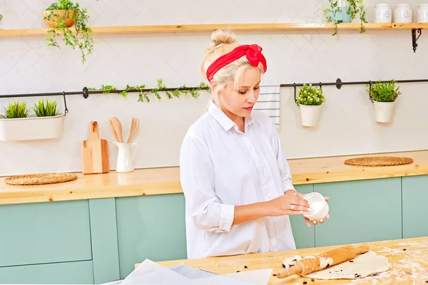 Mujer con rodillo en la cocina — Foto de Stock