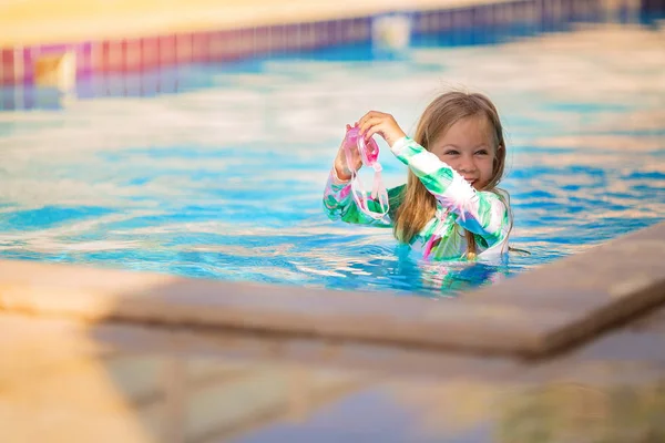 Niña feliz en la piscina. Vacaciones de verano —  Fotos de Stock