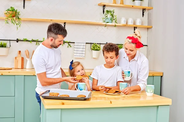 Familia sonriendo desayunando en la cocina en un día soleado — Foto de Stock