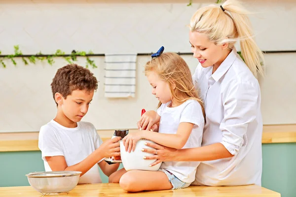 Familia feliz preparando pastelería en la cocina juntos — Foto de Stock