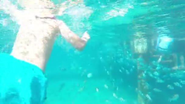 Tiro subaquático de um menino bonito snorkeling com uma máscara e tubo em um mar tropical — Vídeo de Stock