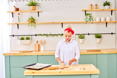 Parlak ev mutfakta pişirme genç güzel kadın