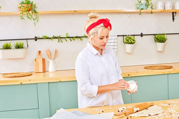Mujer de moda preparando pasteles en la mesa de la cocina — Foto de Stock