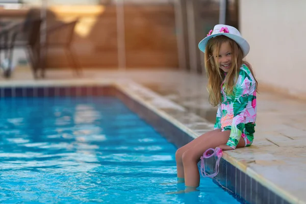 Portrait de mignonne petite fille heureuse s'amusant dans la piscine — Photo