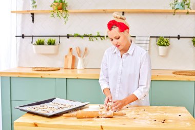Trendy kadın mutfak masasında pasta hazırlanıyor