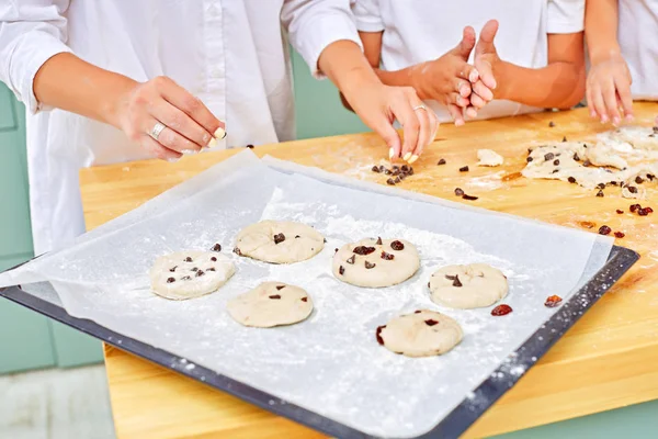 Primer plano de galletas caseras de chispas de chocolate en la bandeja para hornear —  Fotos de Stock