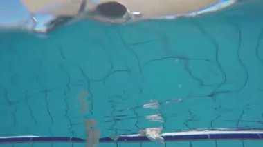 Genç kız dalış yüzme havuzunda sualtı ağır çekim.