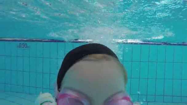 Schattig klein meisje gaat in voor sport in het buitenzwembad — Stockvideo