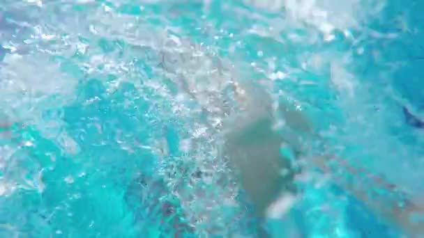 Selfie z kluka skáče do bazénu pomalými pohyby — Stock video