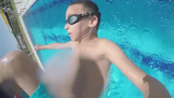 Selfie z kluka skáče do bazénu pomalými pohyby — Stock video