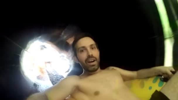 Mann rutscht eine Wasserrutsche hinunter — Stockvideo