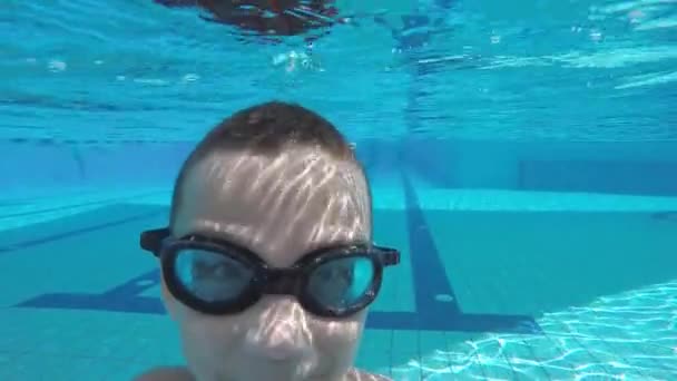 Kleiner Junge lernt Tauchen in Schwimmbrille im Becken eines Sportvereins. — Stockvideo