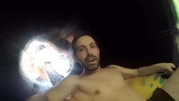Selfie von Mann, der auf Rodel auf Wasserrutsche im Aquapark rutscht. — Stockvideo