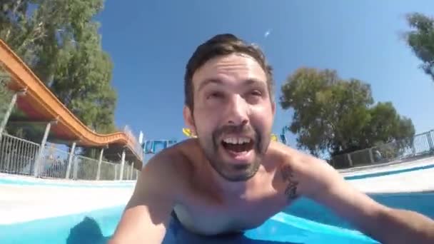 Selfie mosolygó ember lecsúszott szupergyors vízi csúszda a Waterpark egy szép nyári napon. — Stock videók