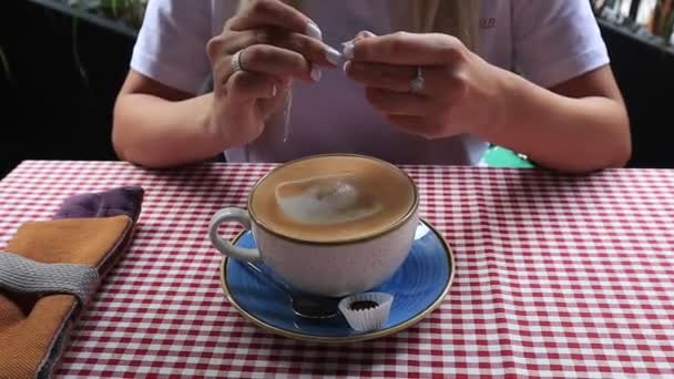 Närbild av kvinna händer att sätta socker på en kaffe. — Stockvideo