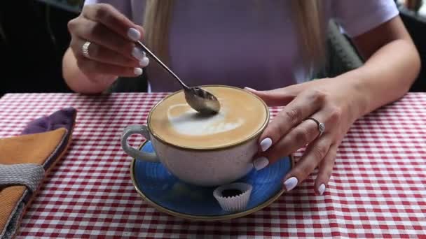 Женские руки с ложкой мешают сахар в кофе — стоковое видео