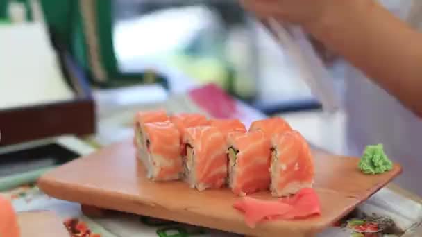 Nötkött sushi och lax sushi roll, Dolly shot — Stockvideo