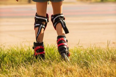 çocuk paten, paten ve arkadan diz uzunlukları çocuk bacaklar binmek öğrenir