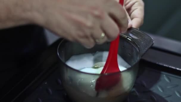 Close Up barbeiro cabeleireiro tremendo tintura de cabelo, salão de beleza, as pessoas conceito de beleza — Vídeo de Stock