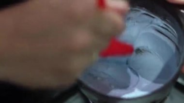 Kuaför kuaför de kase saç boyası karıştırma. saç boyası hazırlama