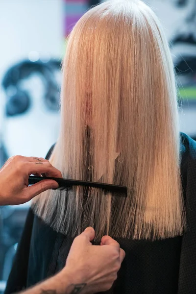 Peluquería recortar el cabello con tijeras —  Fotos de Stock