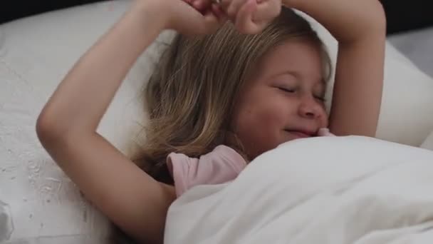 Nefunkční režim spánku. nespavost dítěte. malá dívka probuzení a bubnové v posteli — Stock video