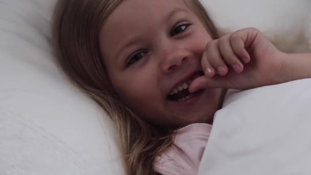 Дитина торкається молочного зуба, який забиває — стокове відео