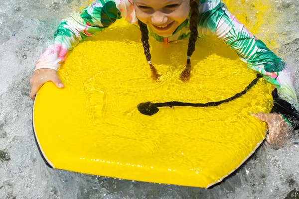 Riant fille surf sur vague à la mer — Photo