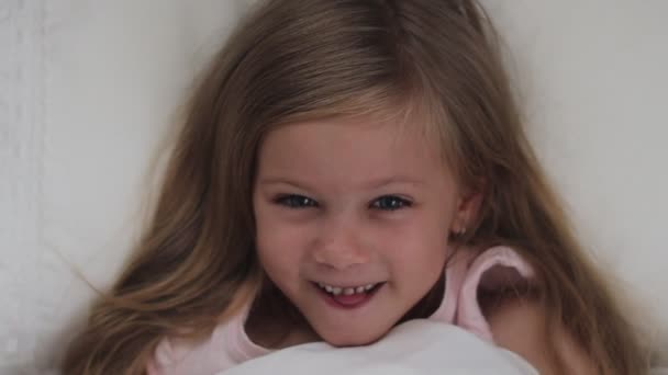 小さな女の子はミルクの歯にふらふらしている。歯が抜けそうです — ストック動画