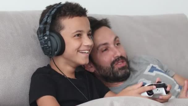 Cheerful father and son playing video game at home 4k — Stock Video