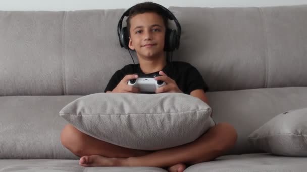 Αγόρι παίζει joystick παιχνίδι βίντεο κονσόλα παιχνιδιών σε απευθείας σύνδεση — Αρχείο Βίντεο