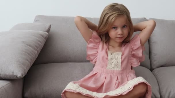 Κορίτσι νήπιο παιδικά μαλλιά φορέματα του εαυτού της με μια χτένα για τα μαλλιά και βούρτσα — Αρχείο Βίντεο