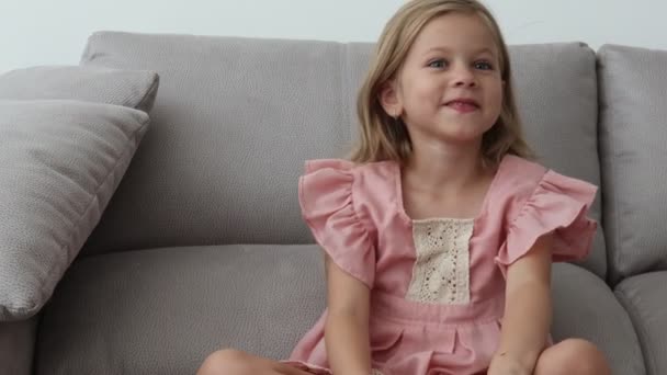 Menina assistindo TV sozinho enquanto rindo — Vídeo de Stock