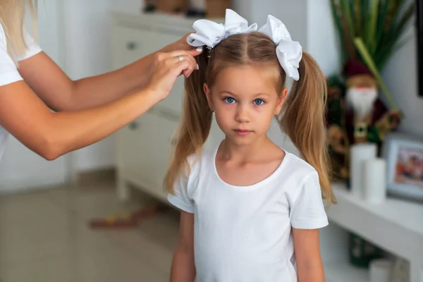 आई आपल्या मुलींचे केस मिसळते. हातात केस — स्टॉक फोटो, इमेज