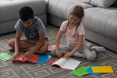 erkek ve kız kardeş okula geri dönmek için hazırlanıyor