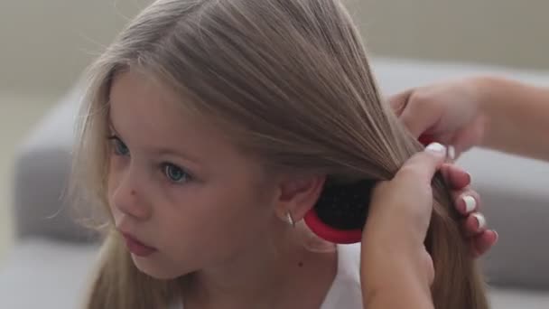 Mãe faz o penteado de suas filhas caudas — Vídeo de Stock