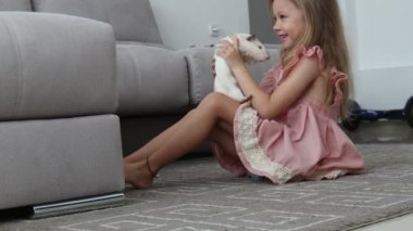 yerde kobay tutan kız