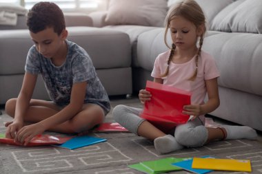 Çalışkan çocuklar yeni öğretim yılı için defter hazırlıyor