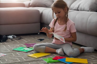 Odaklanmış kız öğrenci yeni öğretim yılı için defter hazırlama