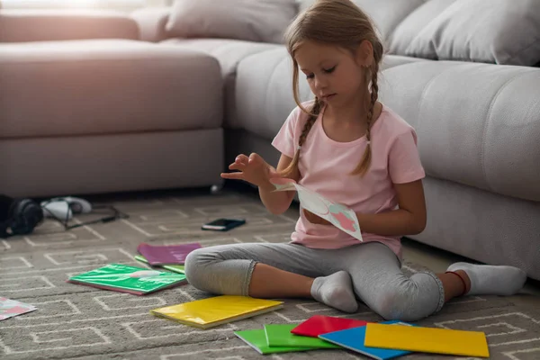 Odaklanmış kız öğrenci yeni öğretim yılı için defter hazırlama