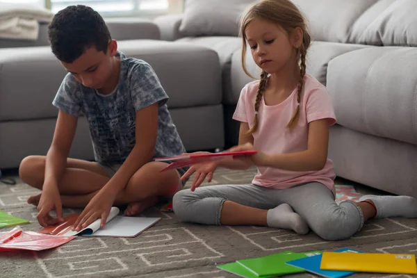 Ijverige kinderen bereiden notebooks voor op het nieuwe schooljaar — Stockfoto