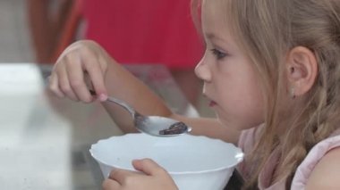 kız süt ile çikolatalı tahıl yiyor