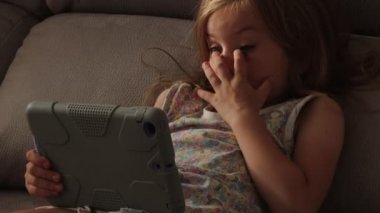 Geceleri yatakta alet olan güzel küçük kız. Yatma zamanı programı